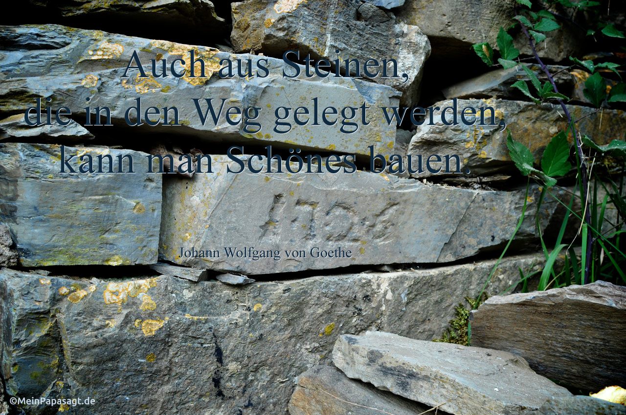Steine eines alten Hauses mit dem Goethe Zitat: Auch aus Steinen, die in den Weg gelegt werden, kann man Schönes bauen. Johann Wolfgang von Goethe