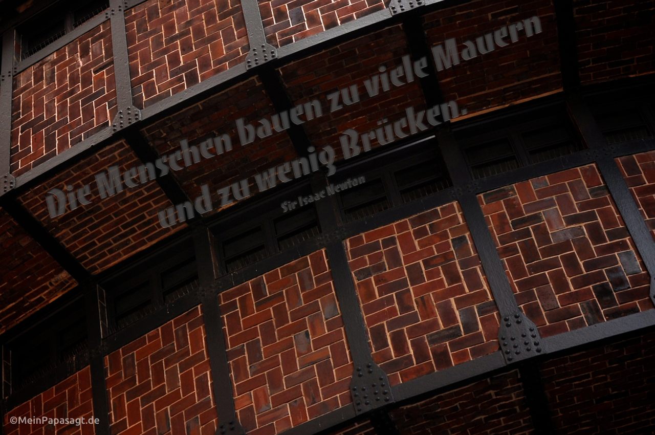 Fassade des alten E-Werks in Berlin mit dem Isaac Newton Zitate Bilder: Die Menschen bauen zu viele Mauern und zu wenig Brücken. Sir Isaac Newton