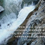 Wasserfall in einer Schlucht in Österreich mit dem Meisner Zitat: Wer sich gegen fließendes Wasser stemmt, weil er Standpunkte hat, verursacht Wirbel.   Joachim Meisner