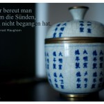 Chinesisches Porzellan Gefäß mit dem Zitat: Im Alter bereut man vor allem die Sünden, die man nicht begangen hat. William Somerset Maugham