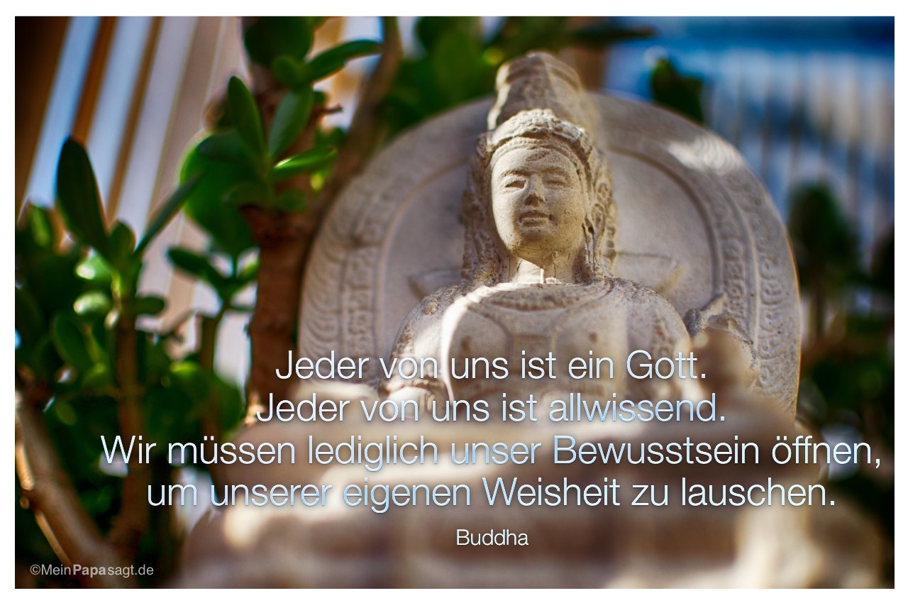 Buddha-Statue mit dem Zitat: Jeder von uns ist ein Gott. Jeder von uns ist allwissend. Wir müssen lediglich unser Bewusstsein öffnen, um unserer eigenen Weisheit zu lauschen. Buddha