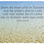 Glasscheibe mit dem Bertolt Brecht Zitat: Denn die einen sind im Dunkeln und die andern sind im Licht und man siehet die im Lichte die im Dunkeln sieht man nicht. Bertolt Brecht