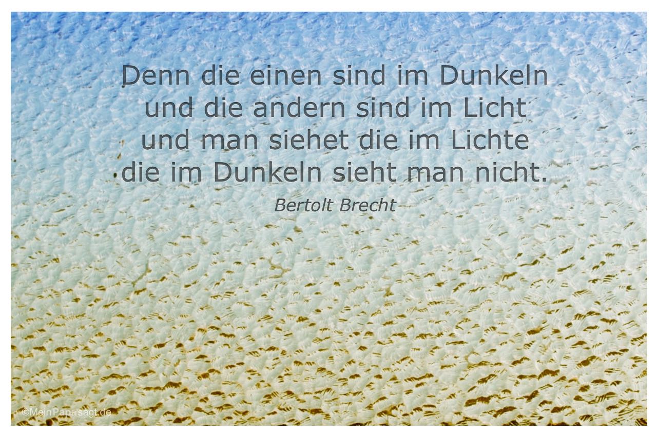 Glasscheibe mit dem Bertolt Brecht Zitat: Denn die einen sind im Dunkeln und die andern sind im Licht und man siehet die im Lichte die im Dunkeln sieht man nicht. Bertolt Brecht