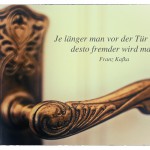 Alter Türgriff mit dem Franz Kafka Zitat: Je länger man vor der Tür zögert, desto fremder wird man. Franz Kafka