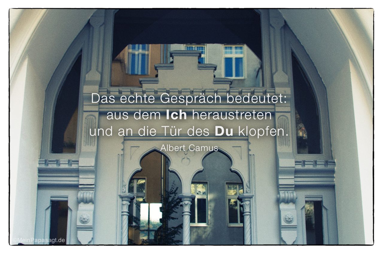 Alt Berliner Haustür mit dem Albert Camus Zitat: Das echte Gespräch bedeutet: aus dem Ich heraustreten und an die Tür des Du klopfen. Albert Camus