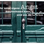 Alte Berliner Haustür mit dem Spruch: Wer seine eigene Angst durchschauen kann, wird von ihr befreit.