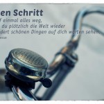 Altes Fahrrad mit dem Hermann Hesse Zitat: Tu den Schritt und wirf einmal alles weg, so wirst du plötzlich die Welt wieder mit hundert schönen Dingen auf dich warten sehen. Hermann Hesse