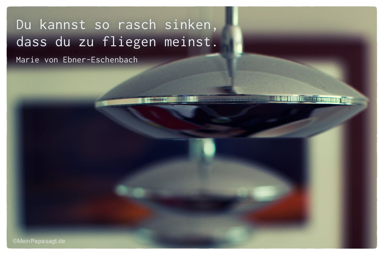 Lampen mit dem Marie von Ebner-Eschenbach Zitat: Du kannst so rasch sinken, dass du zu fliegen meinst. Marie von Ebner-Eschenbach