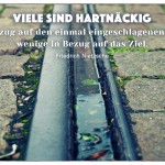 Gleise mit dem Friedrich Nietzsche Zitat: Viele sind hartnäckig in Bezug auf den einmal eingeschlagenen Weg, wenige in Bezug auf das Ziel. Friedrich Nietzsche