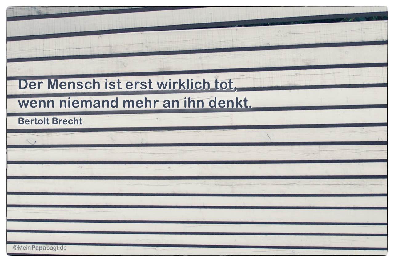 Holzdach mit dem Bertolt Brecht Zitat: Der Mensch ist erst wirklich tot, wenn niemand mehr an ihn denkt. Bertolt Brecht