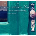 Alte Berliner Haustür mit dem Charles Dickens Zitat: Auch eine schwere Tür hat nur einen kleinen Schlüssel nötig. Charles Dickens