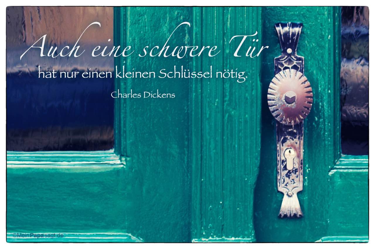 Alte Berliner Haustür mit dem Charles Dickens Zitat: Auch eine schwere Tür hat nur einen kleinen Schlüssel nötig. Charles Dickens