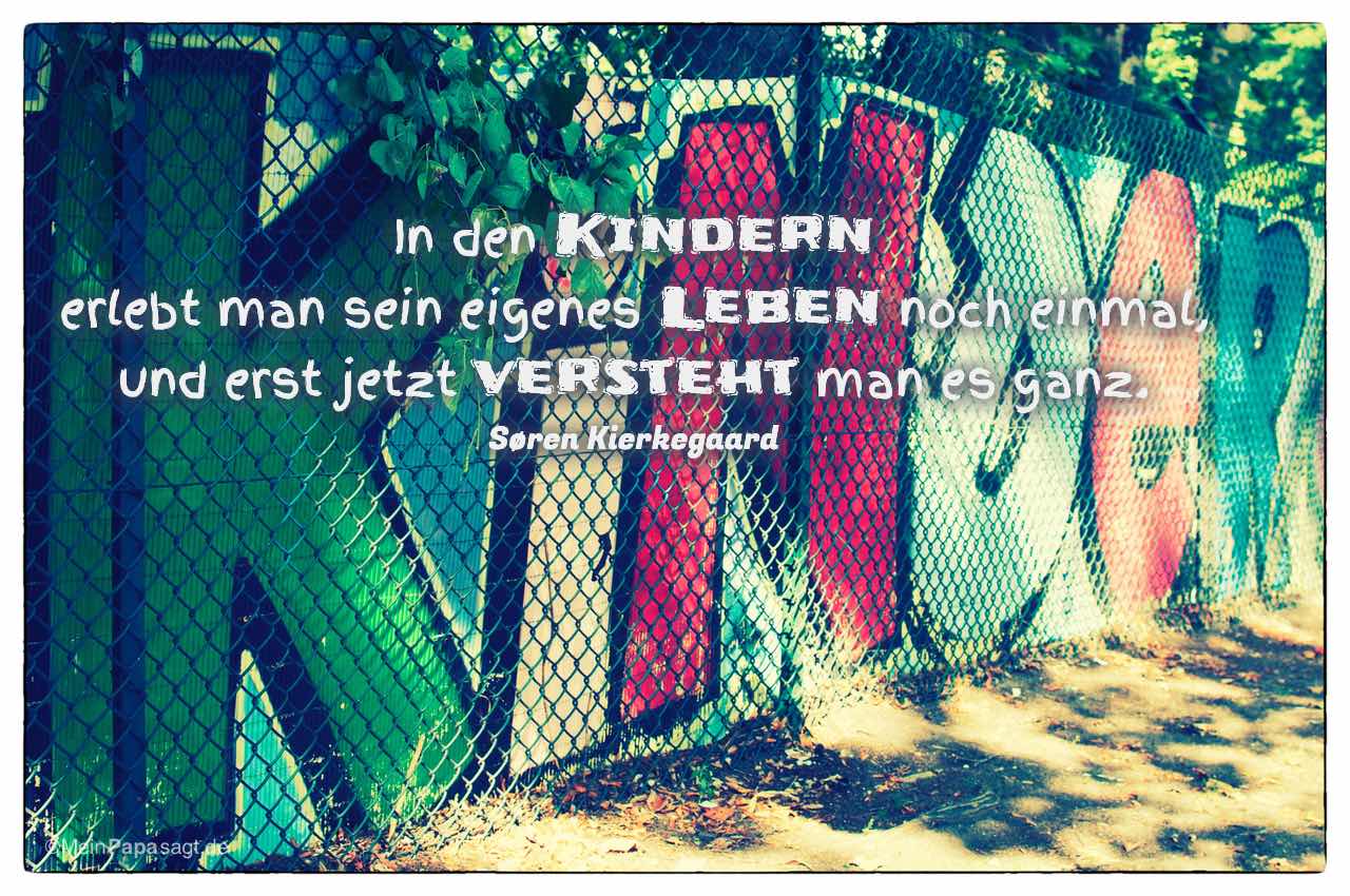 Graffiti Kinder mit dem Søren Kierkegaard Zitat: In den Kindern erlebt man sein eigenes Leben noch einmal, und erst jetzt versteht man es ganz. Søren Kierkegaard