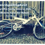 Defektes Fahrrad mit dem Zenta Mauriņa Zitat: Gleichgültigkeit ist das größte Laster unserer Zeit, die zivilisierte Form der Roheit. Zenta Mauriņa