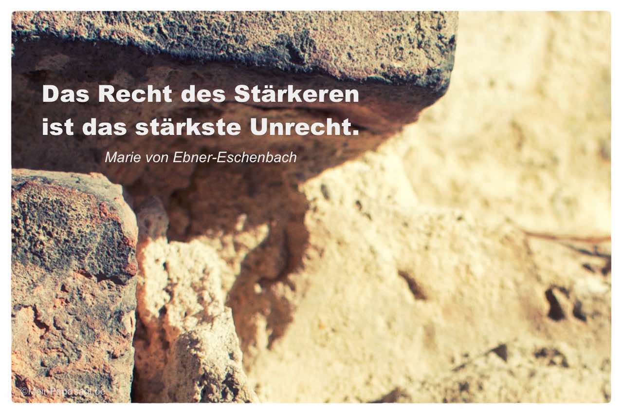 Mauerwerk mit dem Marie von Ebner-Eschenbach Zitat: Das Recht des Stärkeren ist das stärkste Unrecht. Marie von Ebner-Eschenbach