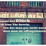 Tür eines Alt-Berliner Großmarkt mit dem John Barrymore Zitat: Oft kommt das Glück durch eine Tür herein, von der man gar nicht wusste, dass man sie offengelassen hatte. John Barrymore