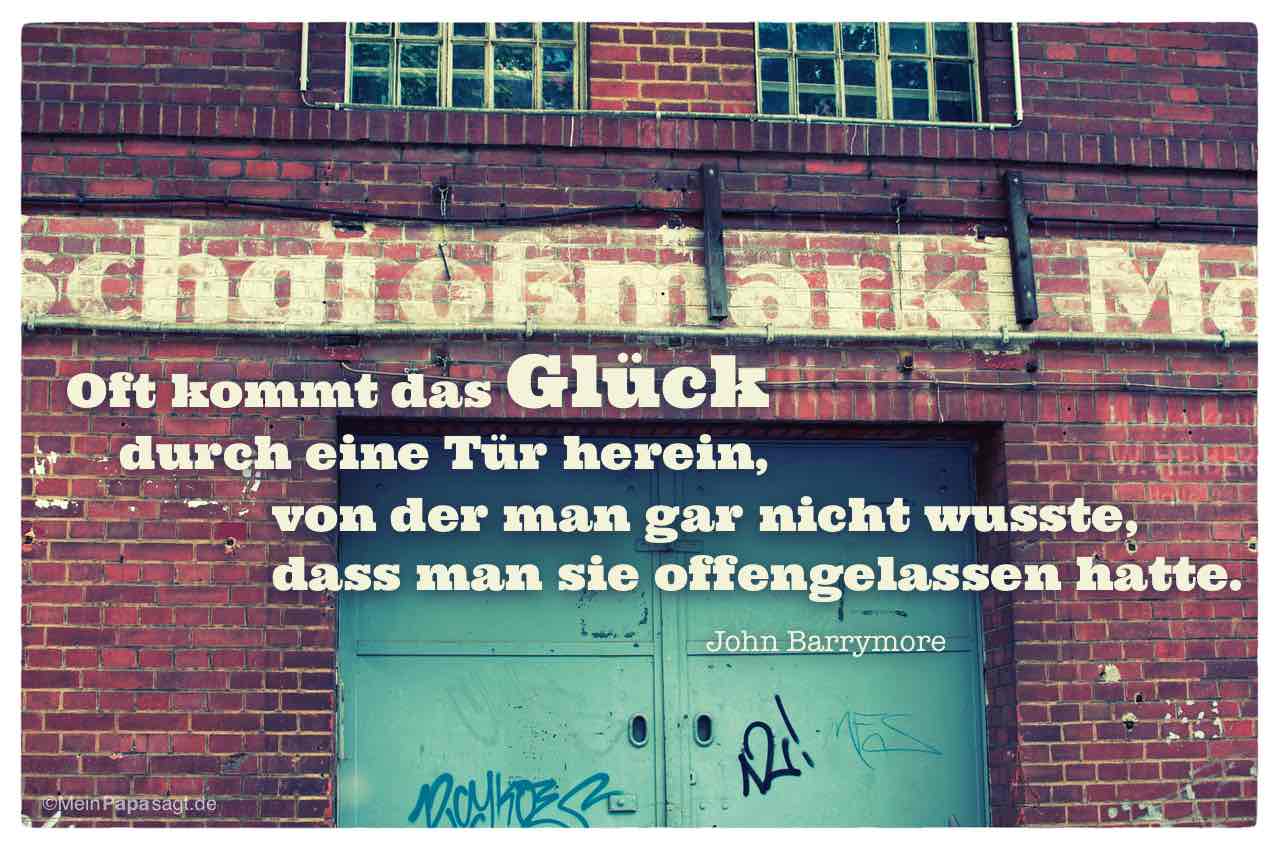 Tür eines Alt-Berliner Großmarkt mit dem John Barrymore Zitat: Oft kommt das Glück durch eine Tür herein, von der man gar nicht wusste, dass man sie offengelassen hatte. John Barrymore