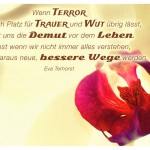Blüte einer Orchidee mit dem Eva Terhorst Zitat: Wenn Terror nur noch Platz für Trauer und Wut übrig lässt, bleibt uns die Demut vor dem Leben. Selbst wenn wir nicht immer alles verstehen, können daraus neue, bessere Wege werden. Eva Terhorst