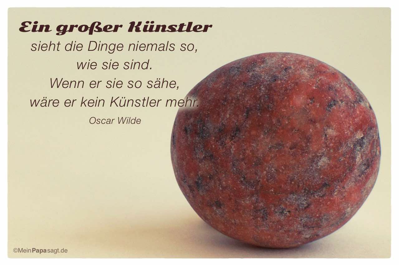 Stein mit dem Oscar Wilde Zitat: Ein großer Künstler sieht die Dinge niemals so, wie sie sind. Wenn er sie so sähe, wäre er kein Künstler mehr. Oscar Wilde