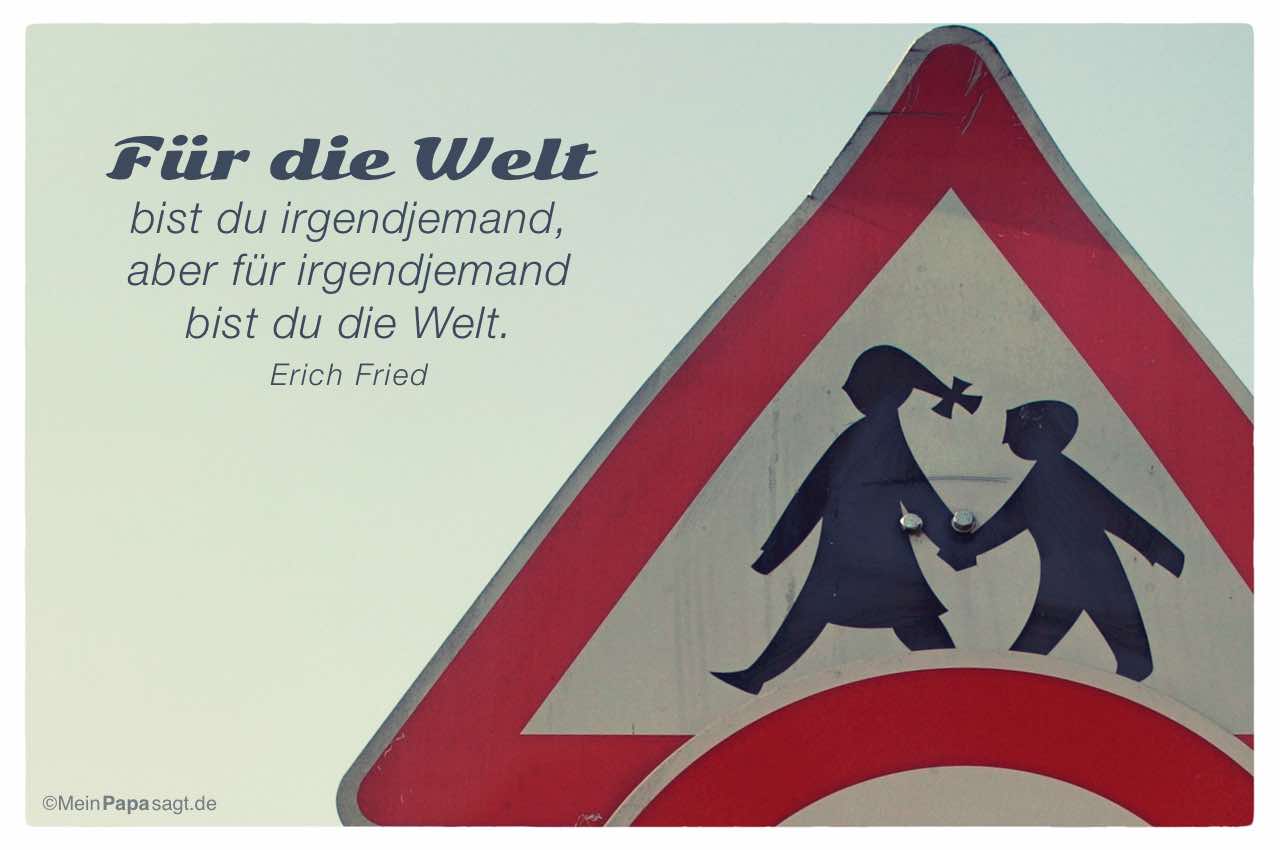 Strassenschild / Verkehrszeichen mit dem Erich Fried Zitat: Für die Welt bist du irgendjemand, aber für irgendjemand bist du die Welt. Erich Fried