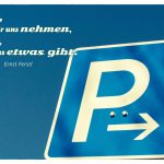 Parkplatz-Schild mit dem Ernst Ferstl Zitat: Zeit, die wir uns nehmen, ist Zeit, die uns etwas gibt. Ernst Ferstl