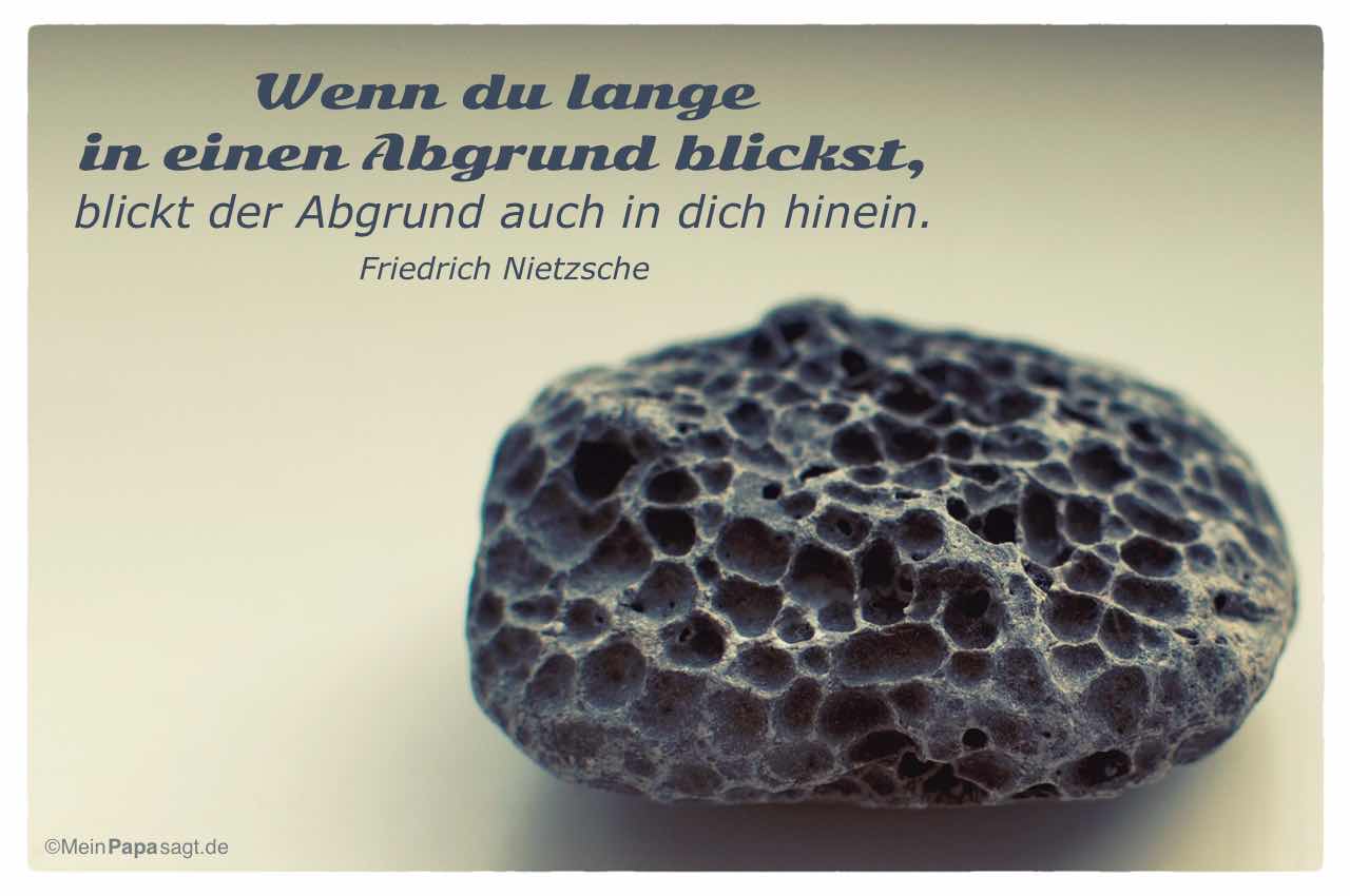 ausgespülter Stein mit dem Nietzsche Zitat: Wenn du lange in einen Abgrund blickst, blickt der Abgrund auch in dich hinein. Friedrich Nietzsche