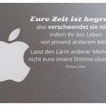 Apple-Logo MacBook Pro mit dem Jobs Zitat: Eure Zeit ist begrenzt also verschwendet sie nicht, indem ihr das Leben von jemand anderem lebt… Lasst den Lärm anderer Meinungen nicht eure innere Stimme übertönen. Steve Jobs
