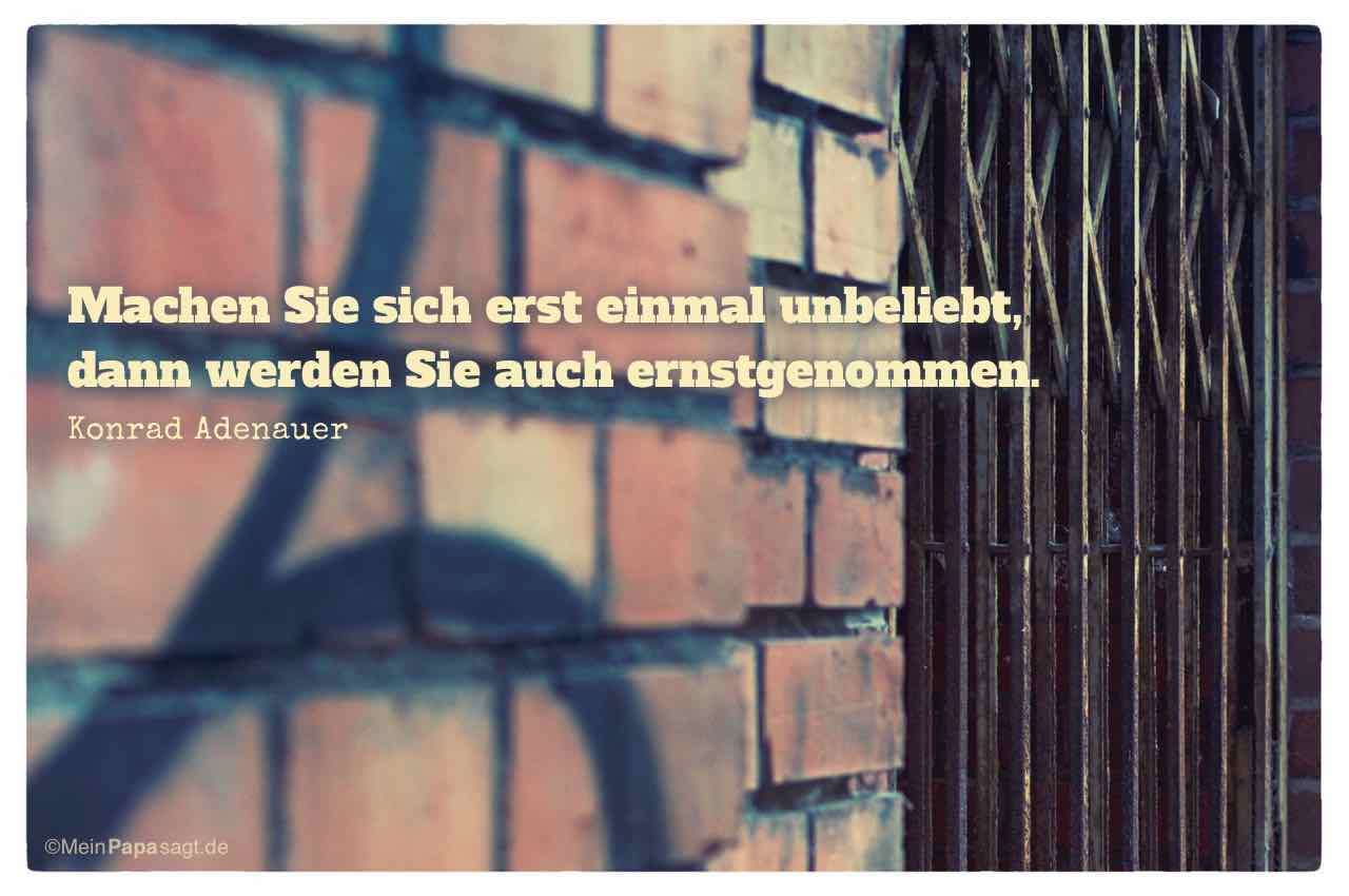 Altes Backsteingebäude mit Gittertür und dem Adenauer Zitat: Machen Sie sich erst einmal unbeliebt, dann werden Sie auch ernstgenommen. Konrad Adenauer