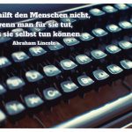 Alte Schreibmaschine mit dem Lincoln Zitat: Man hilft den Menschen nicht, wenn man für sie tut, was sie selbst tun können. Abraham Lincoln