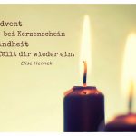 2 brennende Kerzen mit dem Hennek Zitat: Im Advent bei Kerzenschein die Kindheit fällt dir wieder ein. Elise Hennek