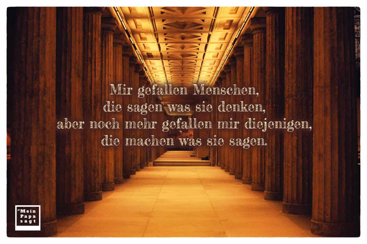 Säulengang Alte Nationalgalerie Berlin mit dem Spruch: Mir gefallen Menschen, die sagen was sie denken, aber noch mehr gefallen mir diejenigen, die machen was sie sagen.