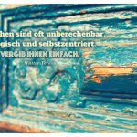 Alt Berliner Haustür mit dem Mutter Teresa Zitat: Menschen sind oft unberechenbar, unlogisch und selbstzentriert. Vergib ihnen einfach. Mutter Teresa