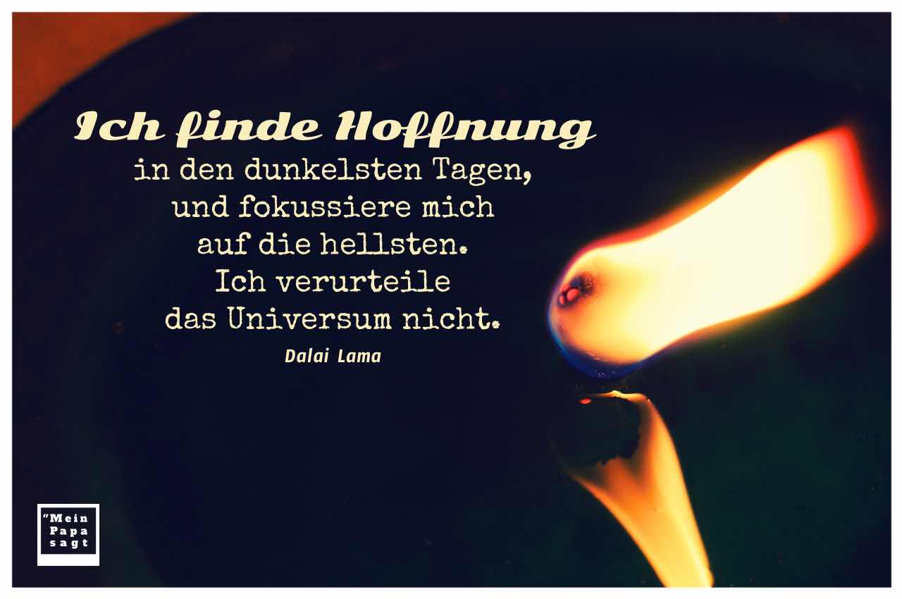 Brennende Kerze mit spiegelnder Flamme und dem Dalai Lama Zitat: Ich finde Hoffnung in den dunkelsten Tagen, und fokussiere mich auf die hellsten. Ich verurteile das Universum nicht. Dalai Lama
