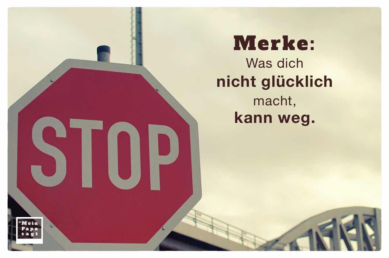 Stop-Schild mit dem Spruch: Merke: Was dich nicht glücklich macht, kann weg.