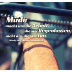 altes Fahrrad mit rostigem Schutzblech und dem Ebner-Eschenbach Zitat: Müde macht uns die Arbeit, die wir liegenlassen, nicht die, die wir tun. Marie von Ebner-Eschenbach