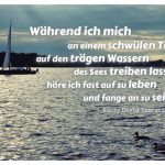 Havel mit Segelboot und dem Thoreau Zitat: Während ich mich an einem schwülen Tag auf den trägen Wassern des Sees treiben lasse, höre ich fast auf zu leben und fange an zu sein. Henry David Thoreau
