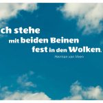Wolken und blauer Himmel mit dem van Veen Zitat: Ich stehe mit beiden Beinen fest in den Wolken. Herman van Veen