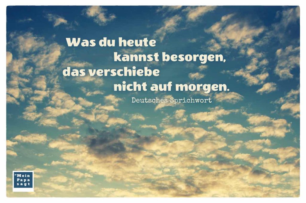 abendlicher Wolkenhimmel mit dem deutschen Sprichwort: Was du heute kannst ...