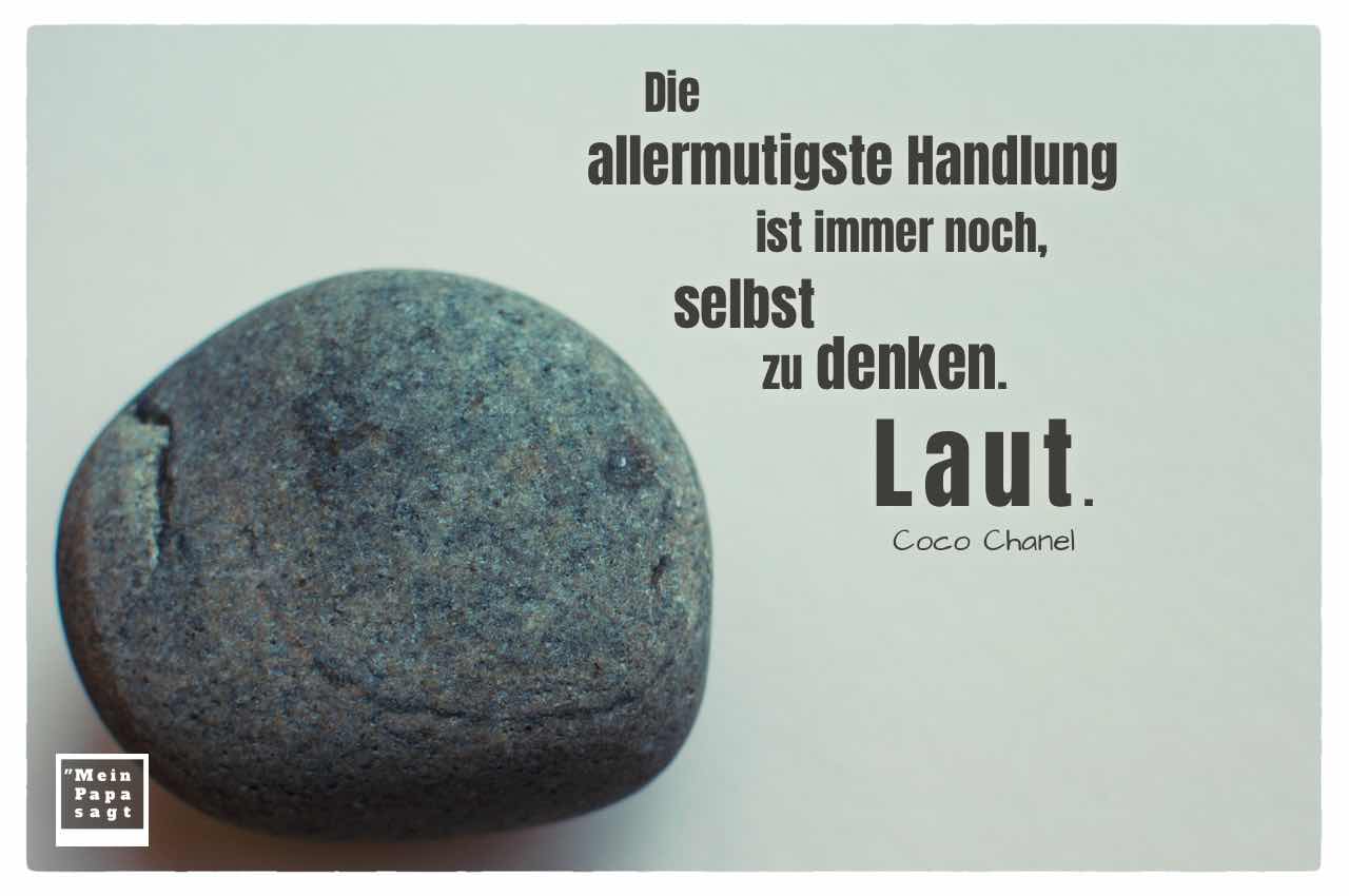 Stein-Gesicht mit dem Chanel Zitat: Die allermutigste Handlung ist immer noch, selbst zu denken. Laut. Coco Chanel