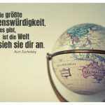 Globus mit dem Tucholsky Zitat: Die größte Sehenswürdigkeit, die es gibt, ist die Welt - sieh sie dir an. Kurt Tucholsky