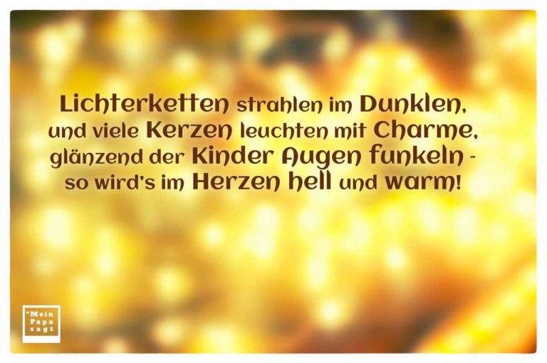 Lichterketten strahlen im Dunklen, und viele Kerzen leuchten mit Charme