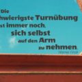 Beitragsbild - Die schwierigste Turnübung ist immer noch, sich selbst auf den Arm zu nehmen